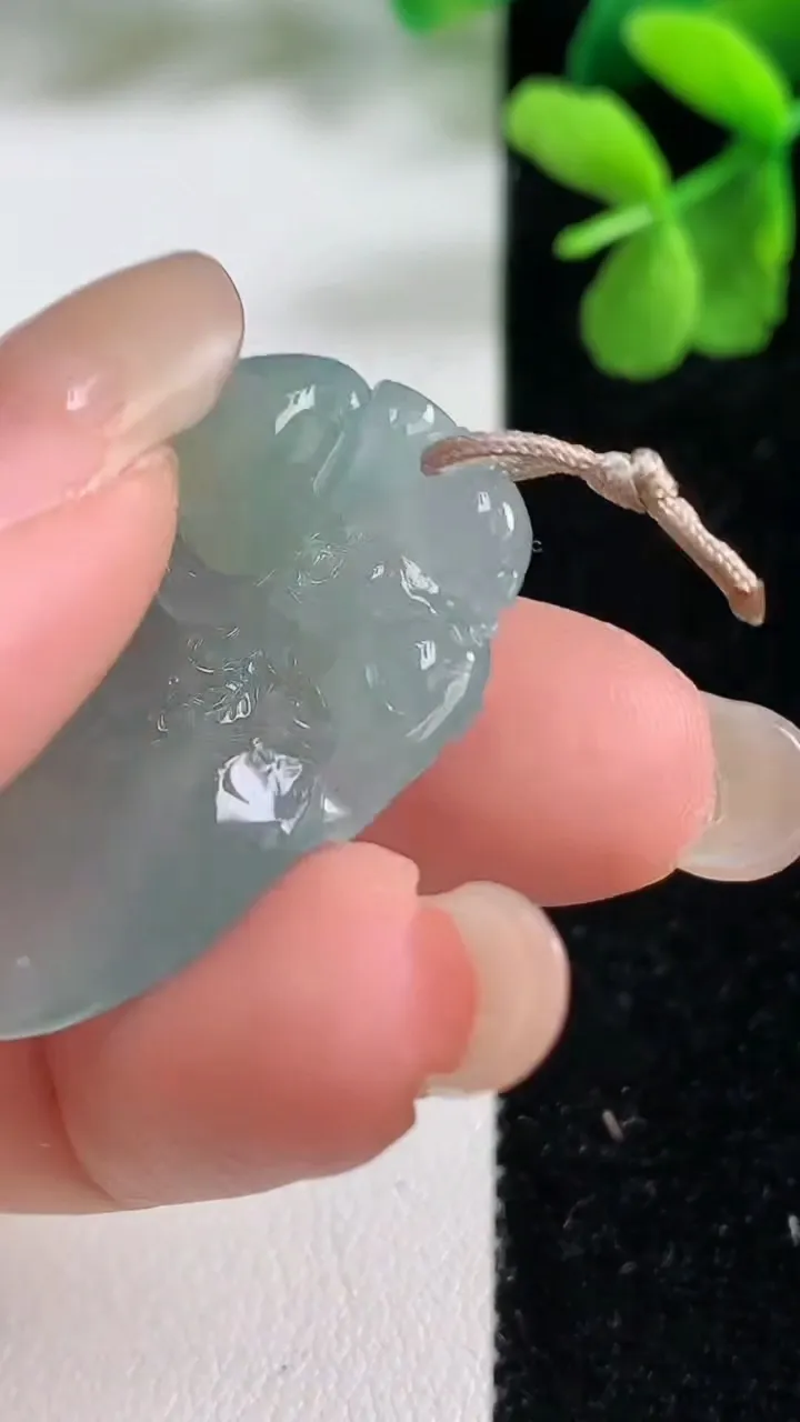 天然A货翡翠寿桃吊坠，尺寸33.8-22-5，重量:7.49g
9月9日