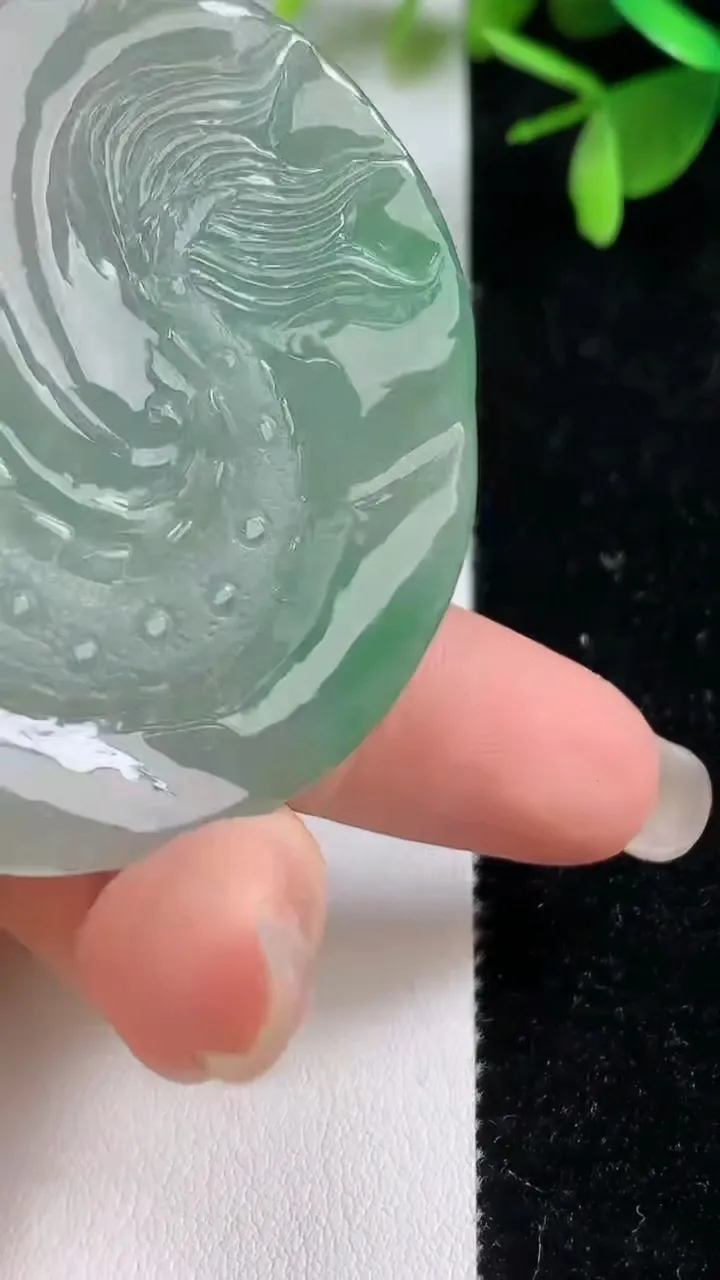 天然A货翡翠龙牌吊坠，尺寸52.8-11，重:46.65g
9月9日