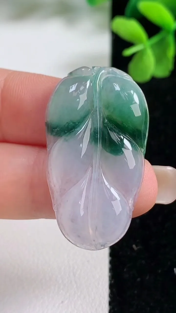 天然A货翡翠冰种飘花金枝玉叶 叶子吊坠，尺寸35.2-19.3-3.6，重量:5.26g
9月9日