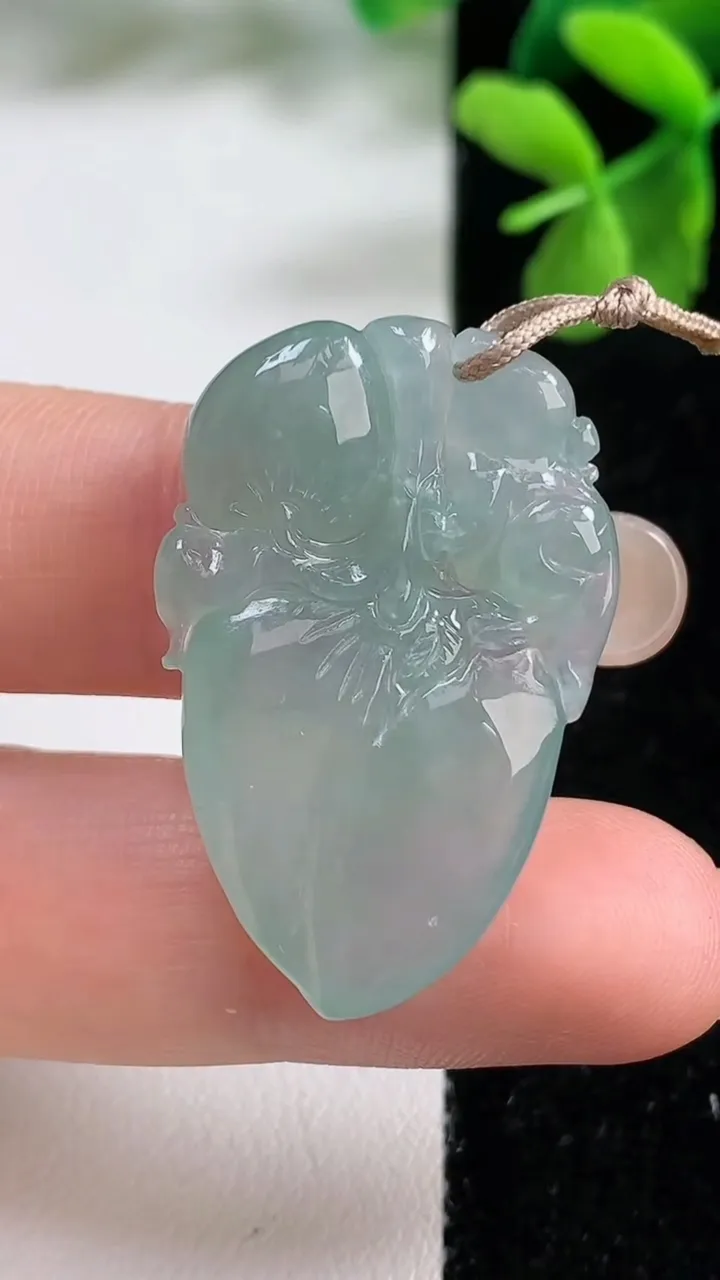 天然A货翡翠寿桃吊坠，尺寸33.8-22-5，重量:7.49g
9月9日