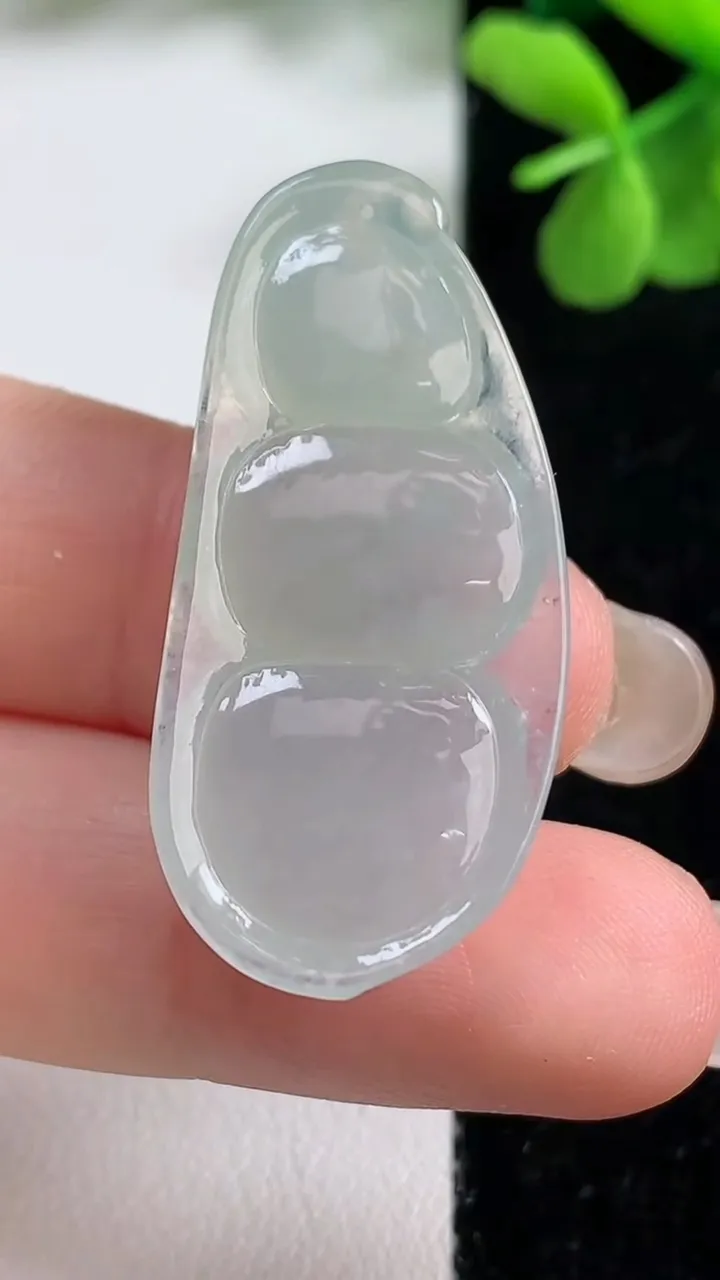 天然A货翡翠福豆吊坠，尺寸36-17.3-8.8，重量:6.94g
9月9日