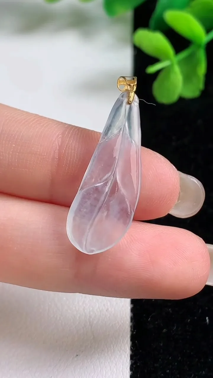 天然A货翡翠种白冰金枝玉叶 叶子吊坠，尺寸28.6-10-1.8，重量:1.10g
9月9日