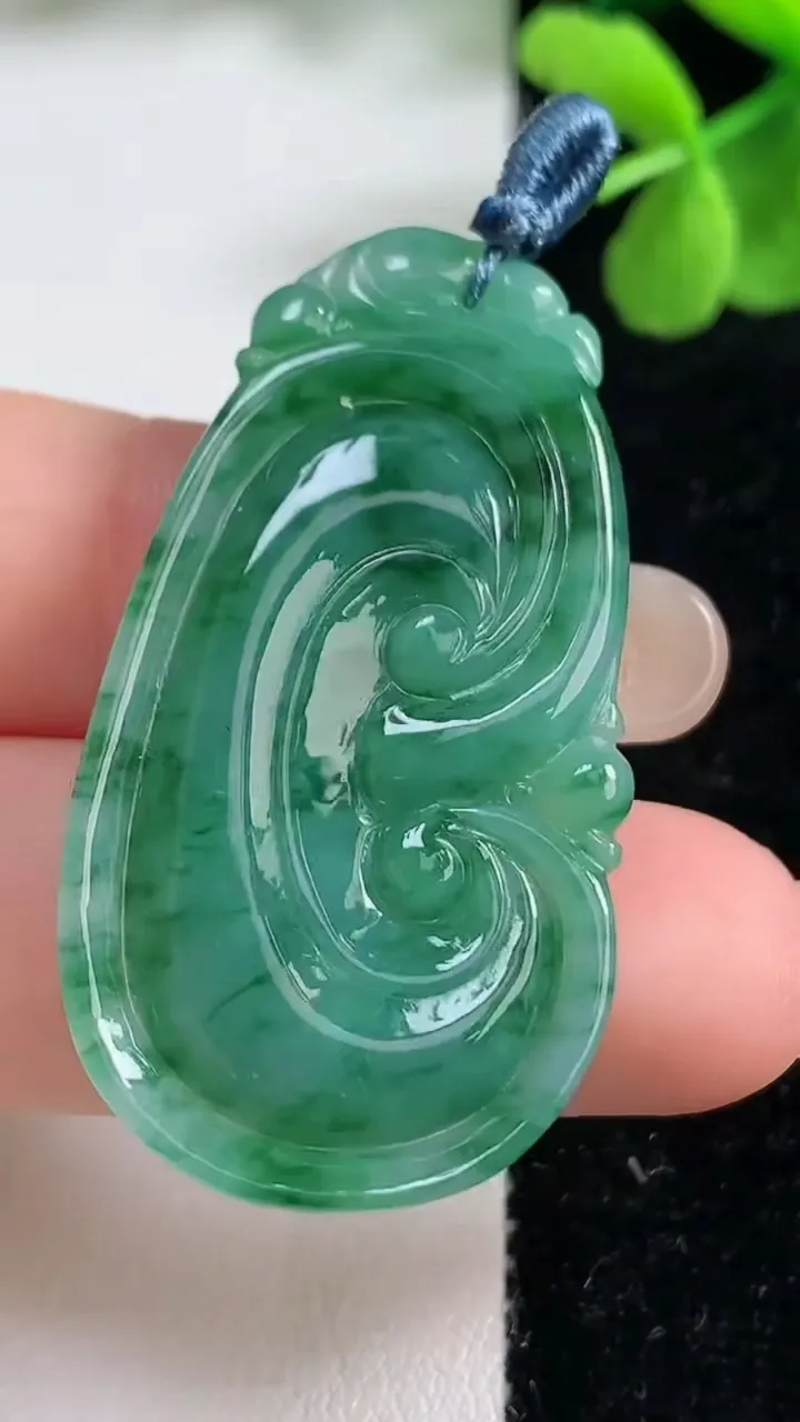 天然A货翡翠如意吊坠，尺寸42.4-22.3-4.2，重量:8.44g
9月9日