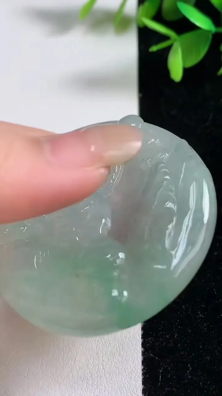 天然A货翡翠大日如来吊坠，尺寸51.6-5.6，重:30.40g
9月9日
