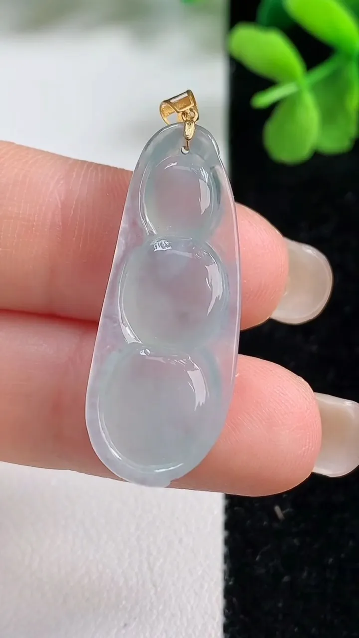 天然A货翡翠福豆吊坠，尺寸32.3-12.6-4.3，重量:3.31g
9月9日