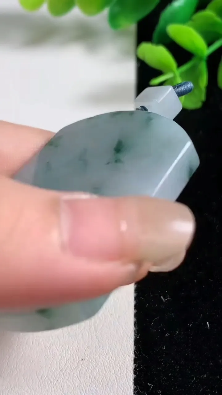 天然A货翡翠冰种飘花无事牌吊坠，尺寸49.7-37.5-6，重量:35.27g
9月9日
