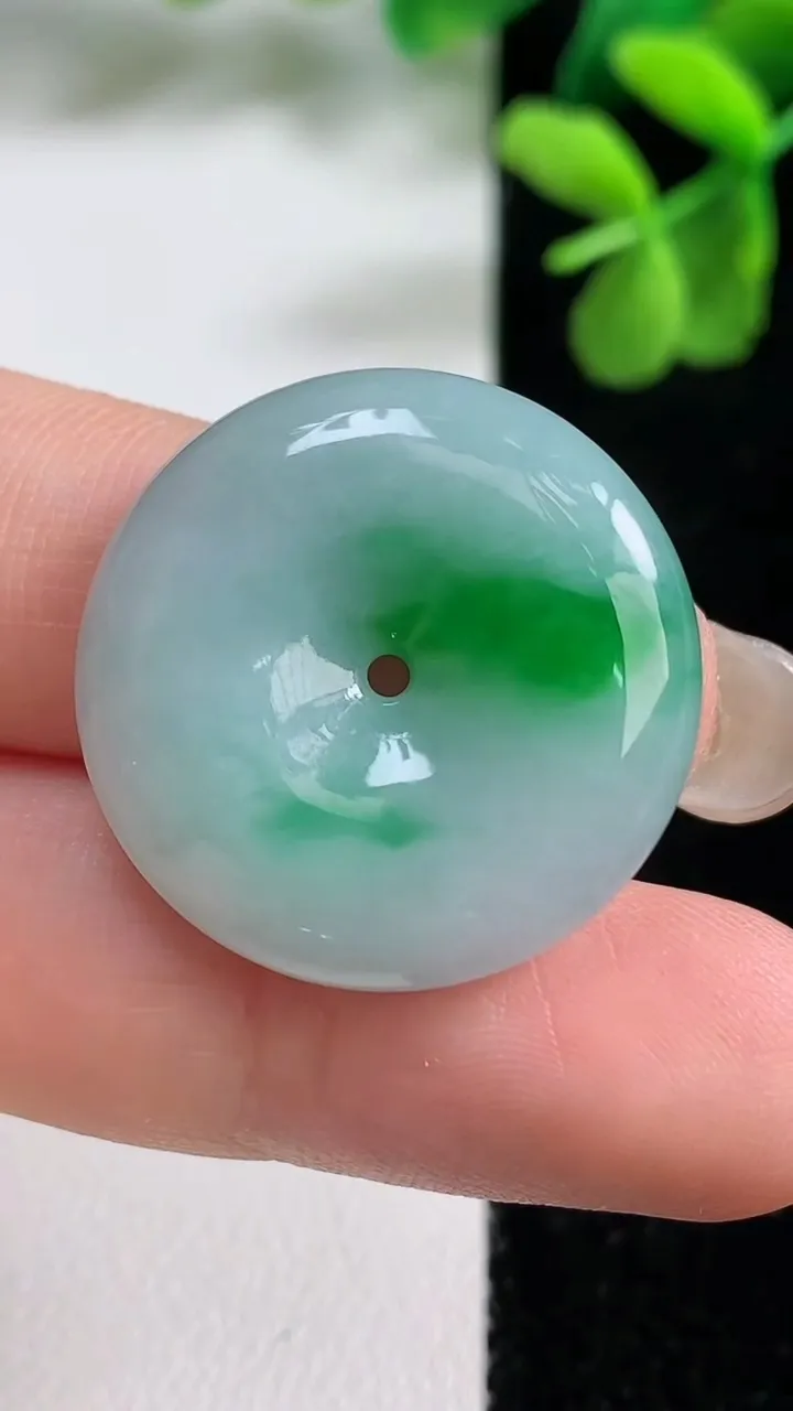 天然A货翡翠平安扣吊坠，尺寸24.8-5.5，重量:7.44g
9月9日