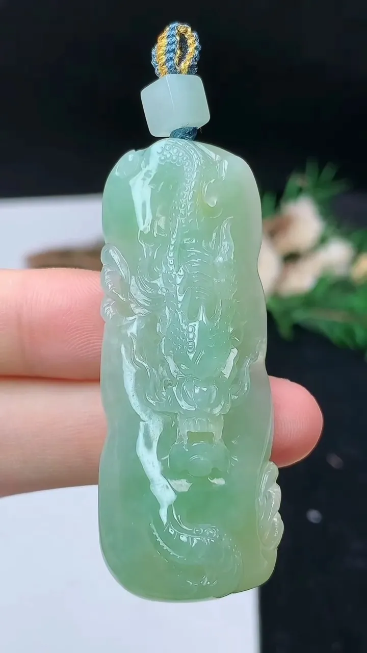 天然A货翡翠龙牌吊坠，尺寸55.7-21.8-9.7，重量:23.41g
9月9日