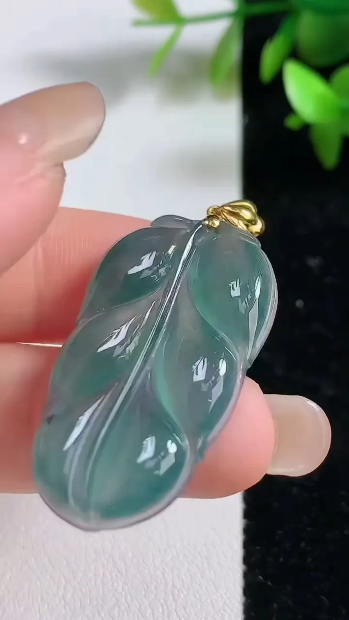 天然A货翡翠k金蓝水金枝玉叶 叶子吊坠，尺寸35.4-19.3-4.3，重:5.98g
9月9日