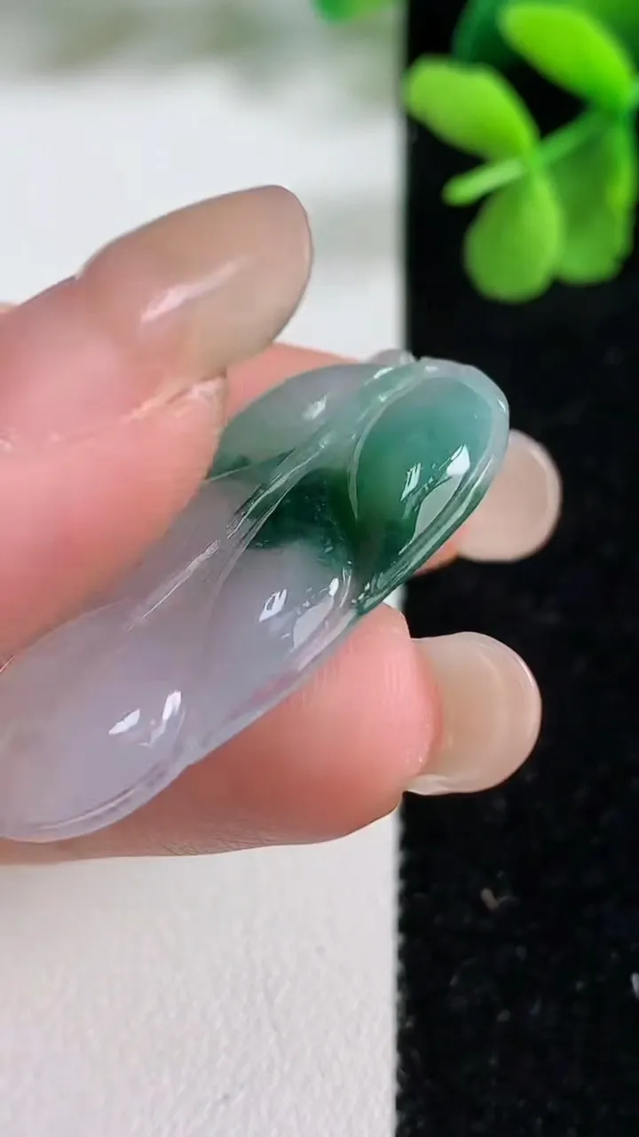 天然A货翡翠冰种飘花金枝玉叶 叶子吊坠，尺寸35.2-19.3-3.6，重量:5.26g
9月9日