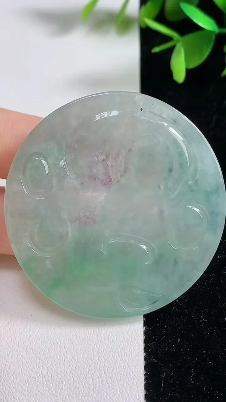 天然A货翡翠大日如来吊坠，尺寸51.6-5.6，重:30.40g
9月9日