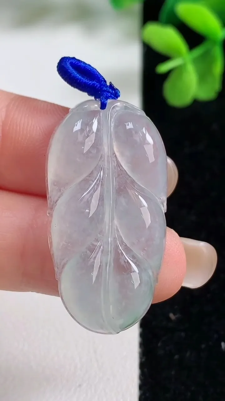 天然A货翡翠冰种飘花金枝玉叶 叶子吊坠，尺寸34.4-18.6-5.5，重量:6.98g
9月9日