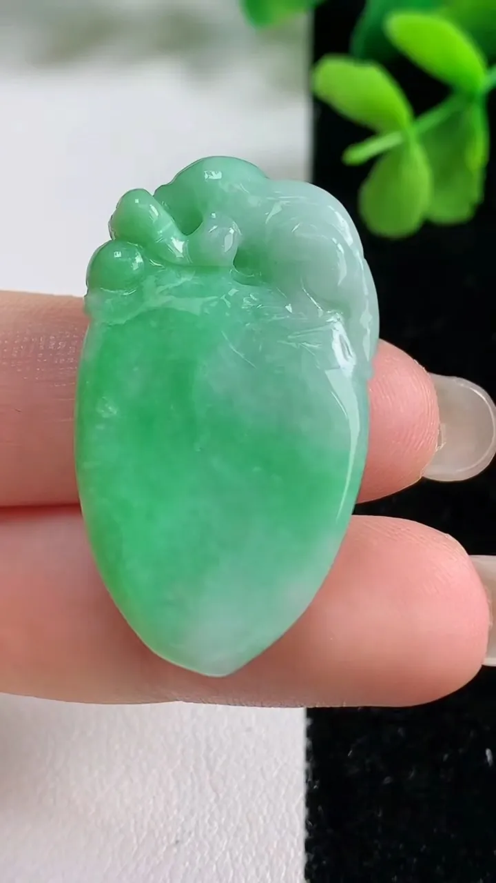 天然A货翡翠福瓜吊坠，尺寸35.5-20.2-9，重量:11.63g
9月9日