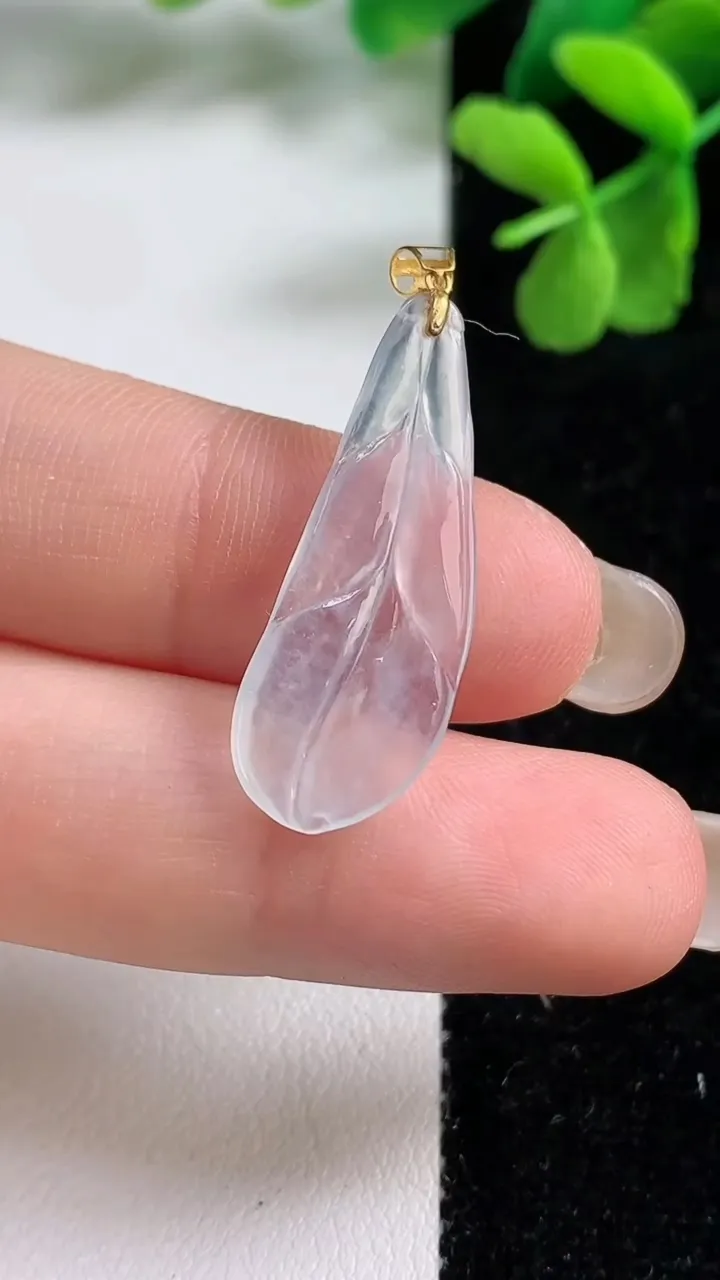 天然A货翡翠种白冰金枝玉叶 叶子吊坠，尺寸28.6-10-1.8，重量:1.10g
9月9日