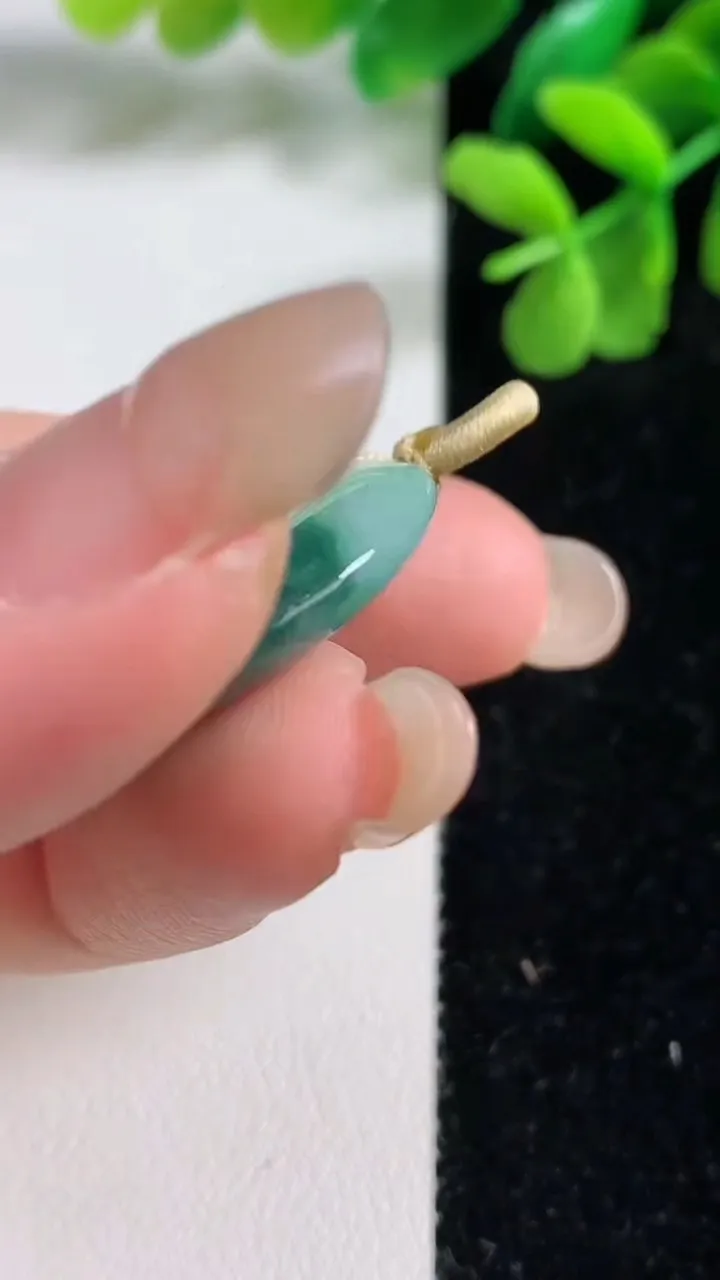 天然A货翡翠飘花平安扣吊坠，尺寸28.3-5.2，重量:9.30g
9月9日