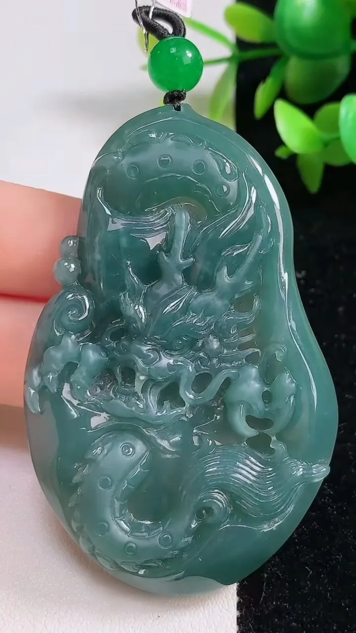 天然A货翡翠蓝水龙牌吊坠，尺寸 68.3-43.3-6.8，重: 36.22g
9月9日
