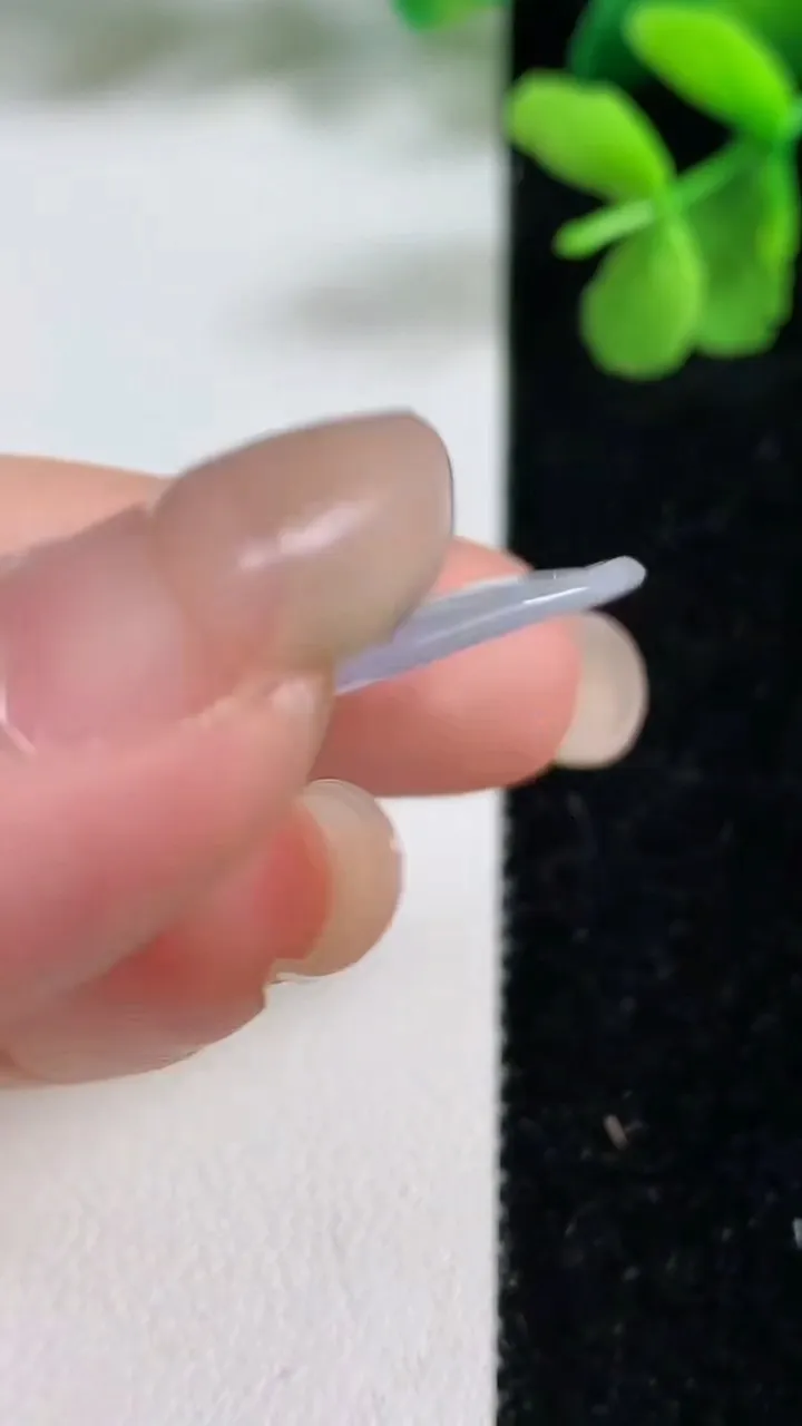 天然A货翡翠冰种紫罗兰如意吊坠，尺寸33.4-19.6-2.6，重量:3.79g
9月9日
