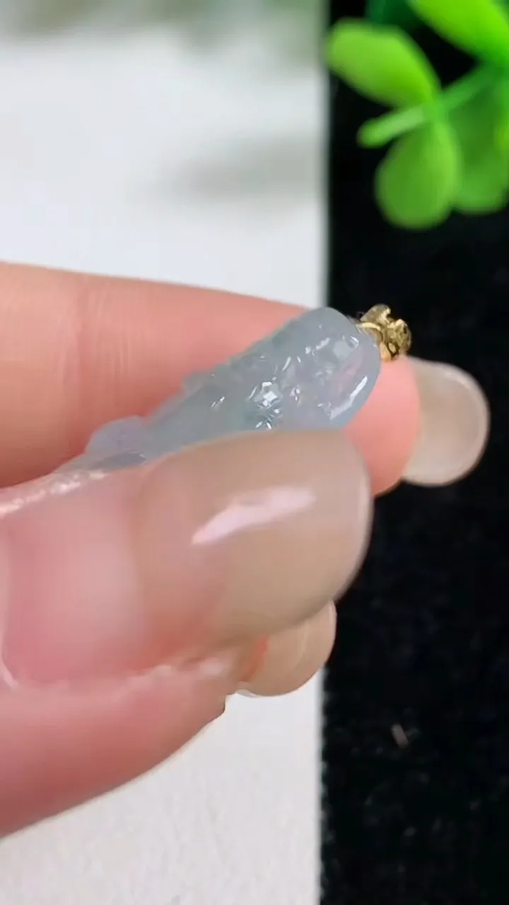 天然A货翡翠种飘花财神爷吊坠，尺寸29.7-17.4-4.7，重量:4.00g
9月9日