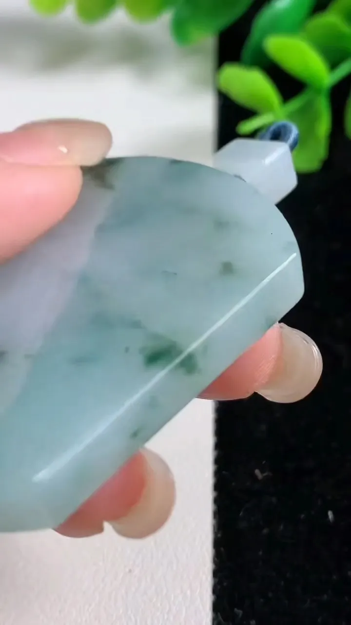 天然A货翡翠冰种飘花无事牌吊坠，尺寸49.7-37.5-6，重量:35.27g
9月9日
