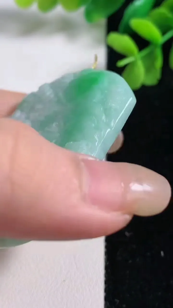 天然A货翡翠山水牌吊坠，尺寸52.4-43.3-5.7，重量:34.34g
9月9日