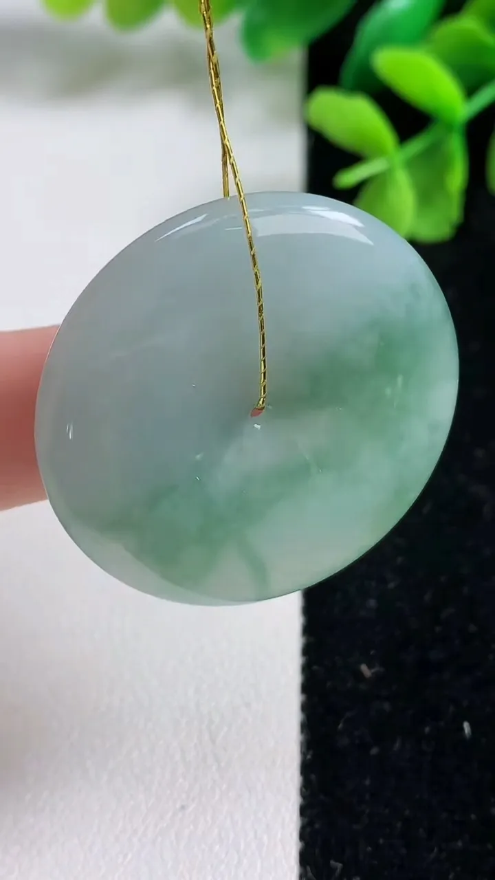 天然A货翡翠平安扣吊坠，尺寸34.3-5.4，重量:14.36g
9月9日