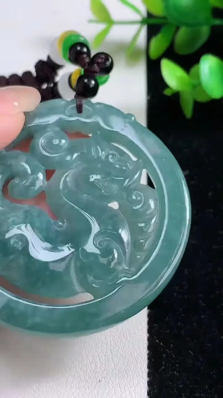 天然A货翡翠双彩麒麟吊坠，尺寸56.5-5.5，重:35.73g
9月9日