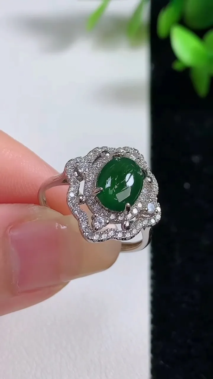 天然A货翡翠蛋面戒指，尺寸9.2-6.5，重:2.57g2025年9月9日
工厂直销收藏佳品,种好水足，色泽均匀，有种有色，上手高大气！