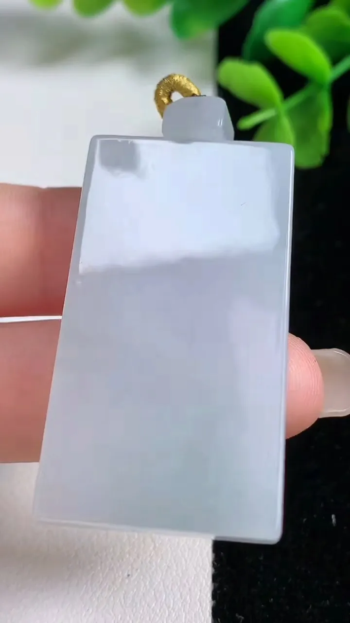 天然A货翡翠冰种飘花无事牌吊坠，尺寸42.8-24-5.4，重量:20.49g
9月9日