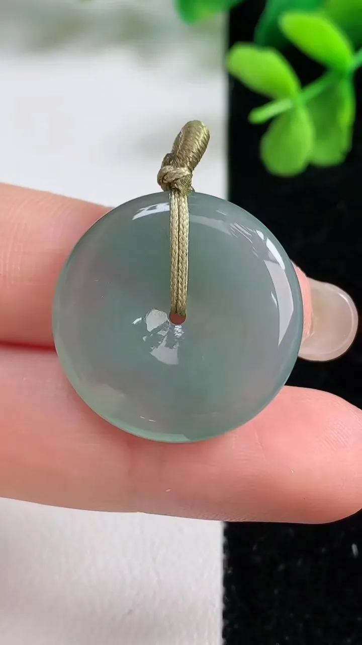 天然A货翡翠平安扣吊坠，尺寸23.8-4.2，重量:5.55g
9月9日