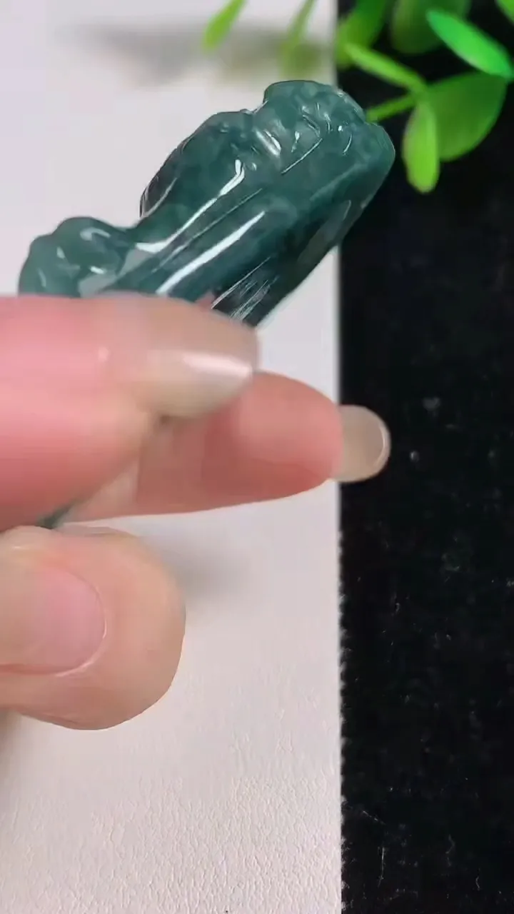 天然A货翡翠蓝水双彩龙牌吊坠，尺寸75.3-45.5-11，重:63.75g
9月9日