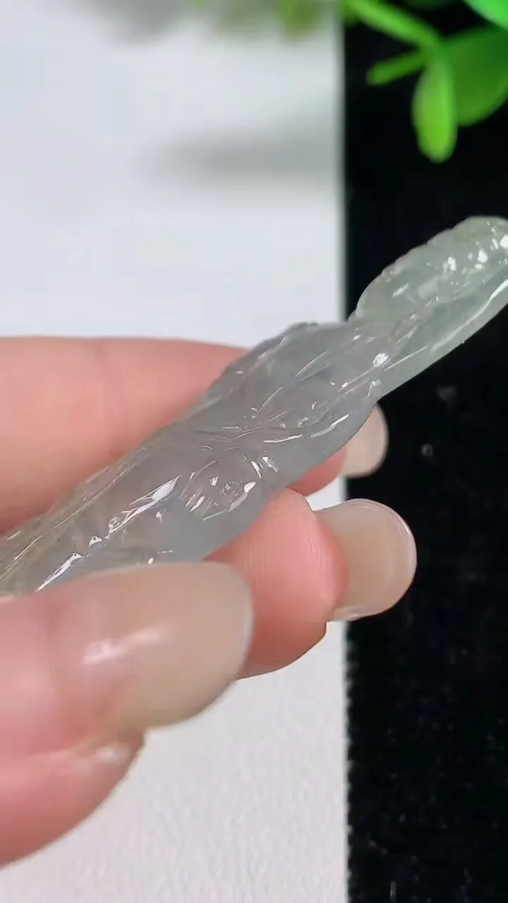 天然A货翡翠飘花观音菩萨吊坠，尺寸60-22-5，重:10.94g
9月9日