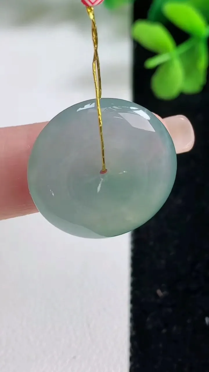 天然A货翡翠平安扣吊坠，尺寸21.2-4.8，重量:4.84g
9月9日