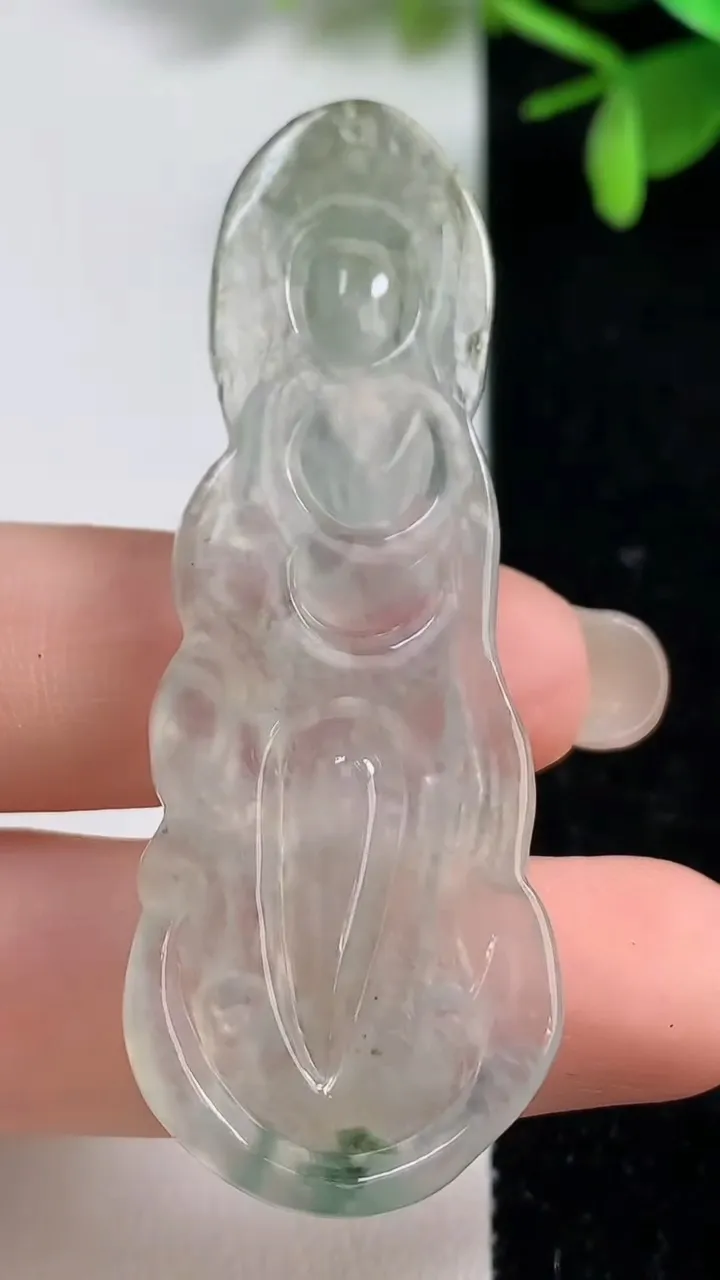 天然A货翡翠飘花观音菩萨吊坠，尺寸60-22-5，重:10.94g
9月9日