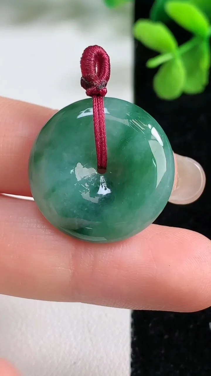 天然A货翡翠平安扣吊坠，尺寸23-5，重量:5.94g
9月9日