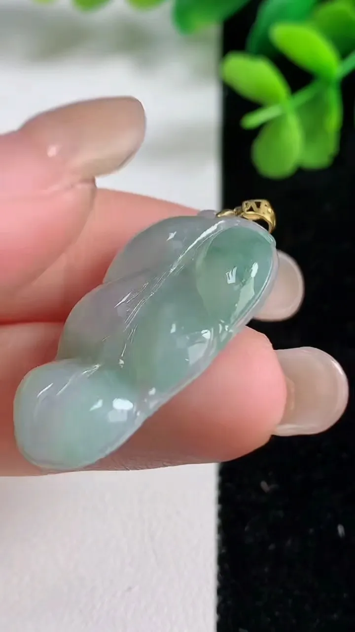 天然A货翡翠金枝玉叶 叶子吊坠，尺寸31.3-18.5-4，重量:4.26g
9月9日