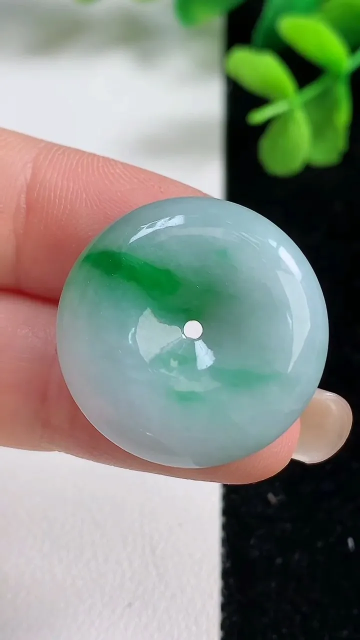 天然A货翡翠平安扣吊坠，尺寸24.8-5.5，重量:7.44g
9月9日