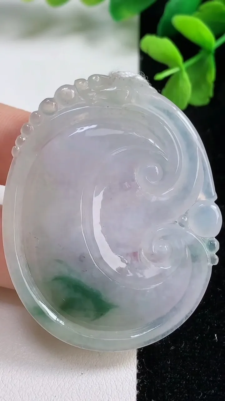 天然A货翡翠冰种飘花如意吊坠，尺寸52.6-41.8-5.2，重量:23.29g
9月9日