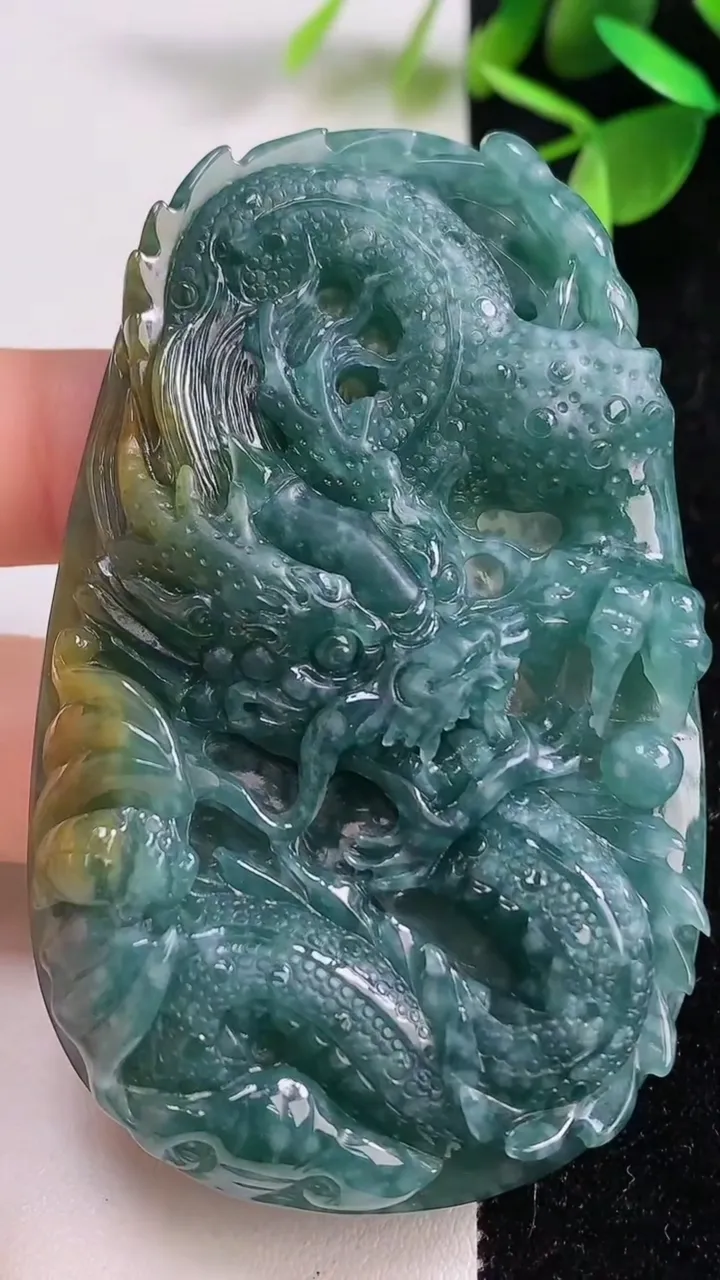 天然A货翡翠蓝水双彩龙牌吊坠，尺寸75.3-45.5-11，重:63.75g
9月9日