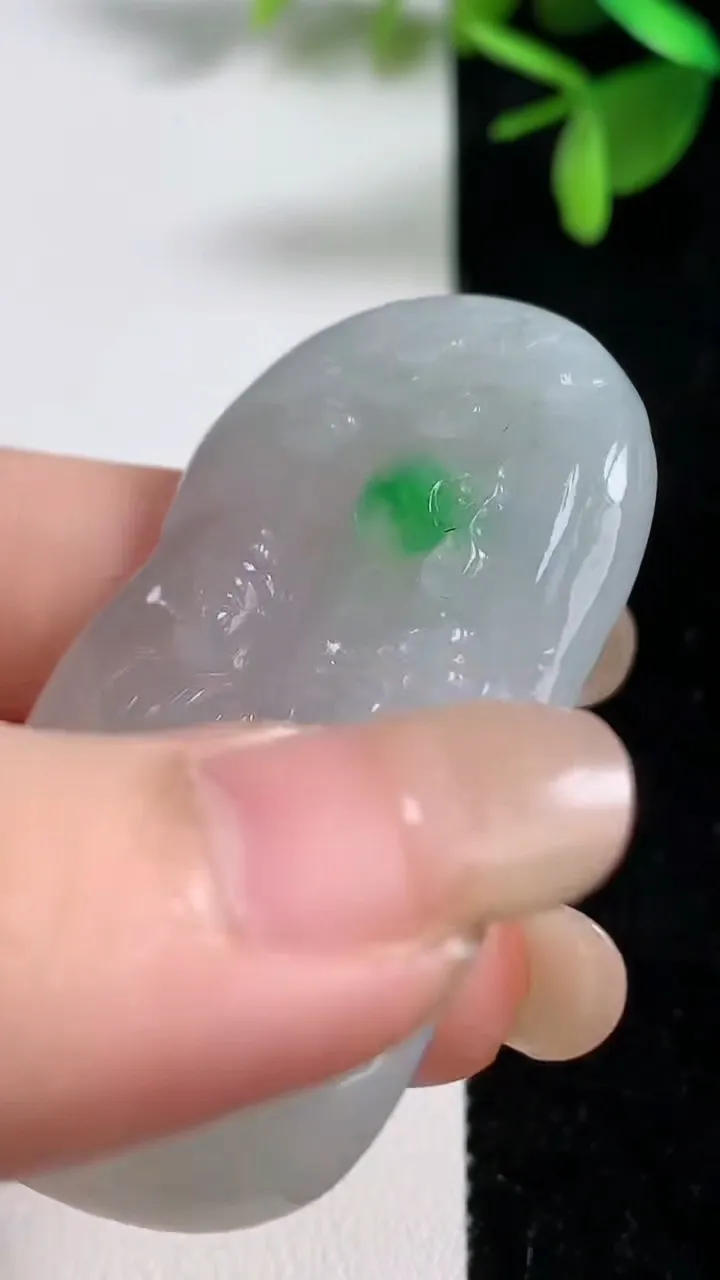 天然A货翡翠大日如来吊坠，尺寸53.5-32.6-6.2，重:25.45g
9月9日