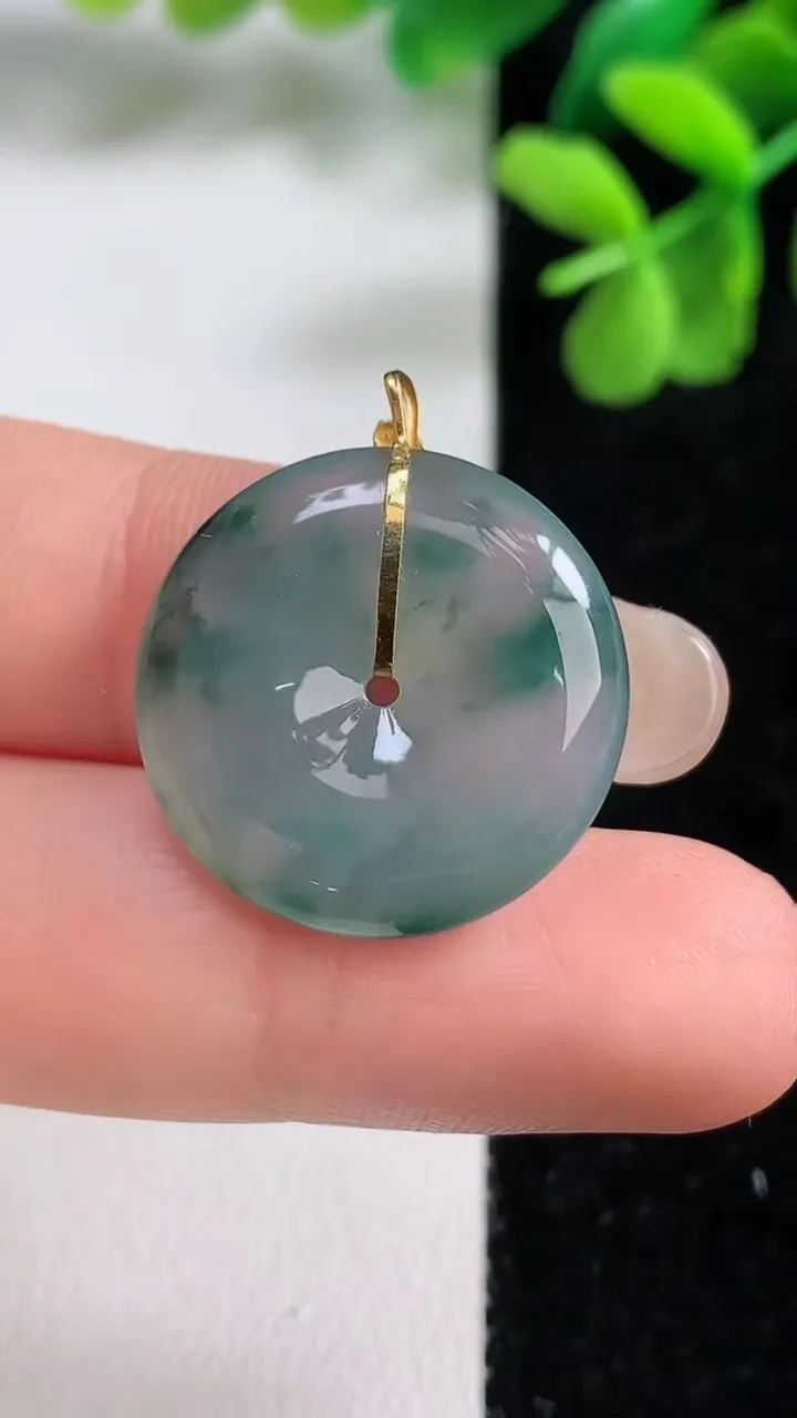 天然A货翡翠种飘花平安扣吊坠，尺寸21-4.4，重量:4.19g
9月9日