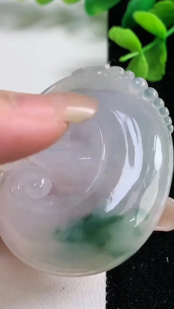 天然A货翡翠冰种飘花如意吊坠，尺寸52.6-41.8-5.2，重量:23.29g
9月9日