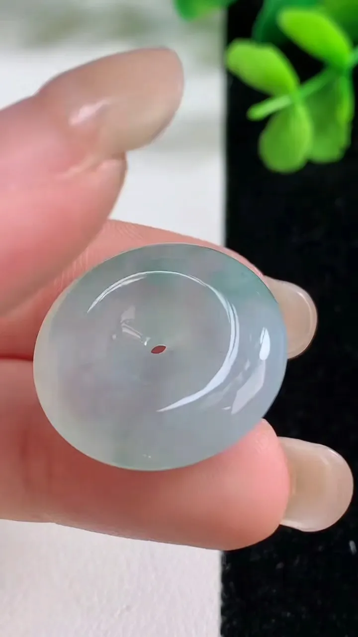 天然A货翡翠冰种飘花平安扣吊坠，尺寸22.8-5.4，重量:6.05g
9月9日