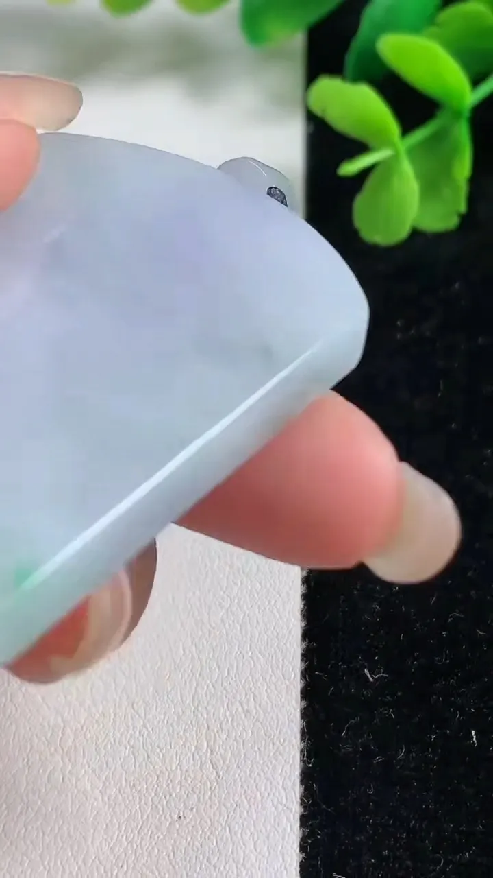 天然A货翡翠春带彩紫罗兰无事牌吊坠，尺寸53.4-38-5.6，重量:36.66g
9月9日