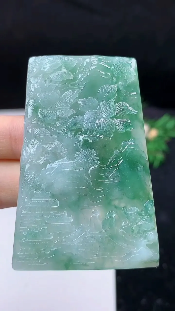 天然A货翡翠山水牌吊坠，尺寸61.6-38.8-6.4，重量:34.68g
9月9日