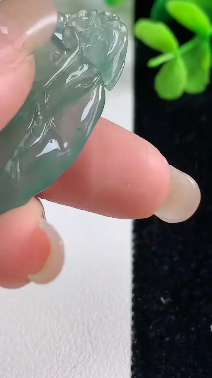 天然A货翡翠树叶吊坠，尺寸52-21.2-4.3，重量:9.55g
9月9日