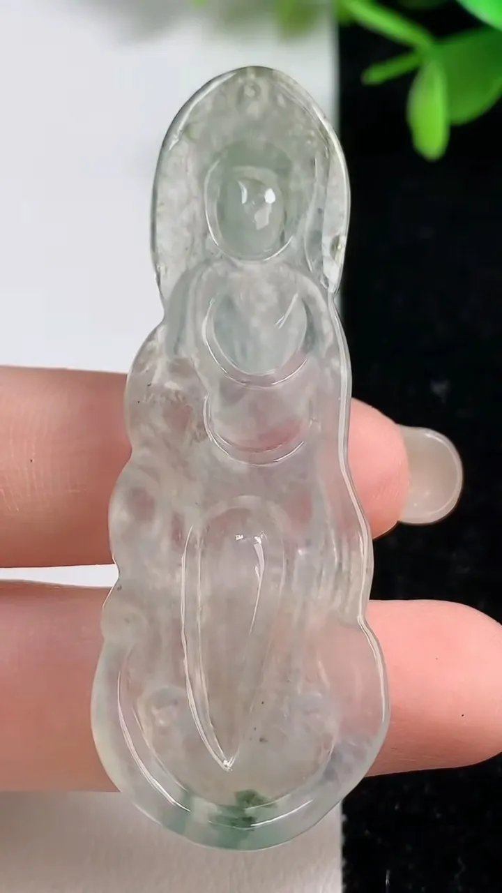 天然A货翡翠飘花观音菩萨吊坠，尺寸60-22-5，重:10.94g
9月9日