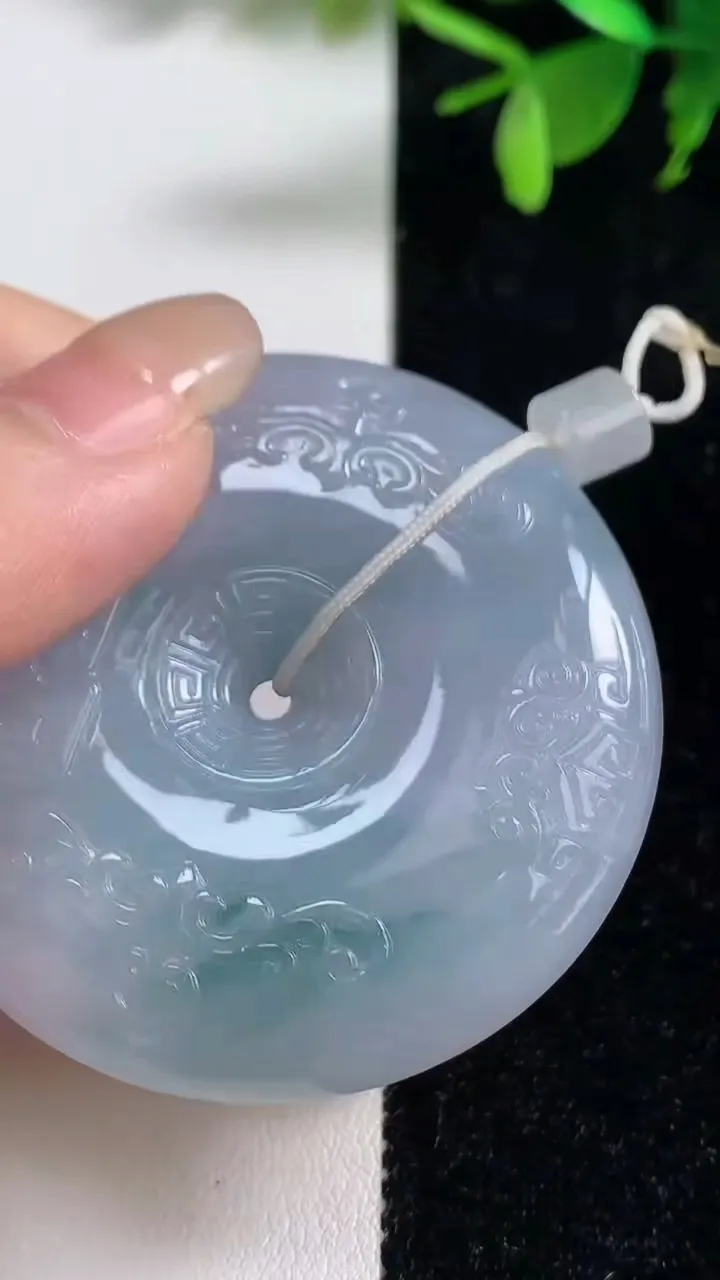 天然A货翡翠紫罗兰飘花复古平安扣吊坠，尺寸38.6-11，重量:57.16g
9月10日