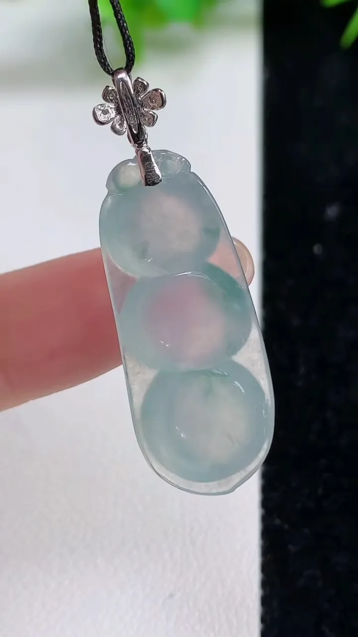 天然A货翡翠种飘花福豆吊坠，尺寸32.2-13.6-6.5，重量:5.35g
9月10日