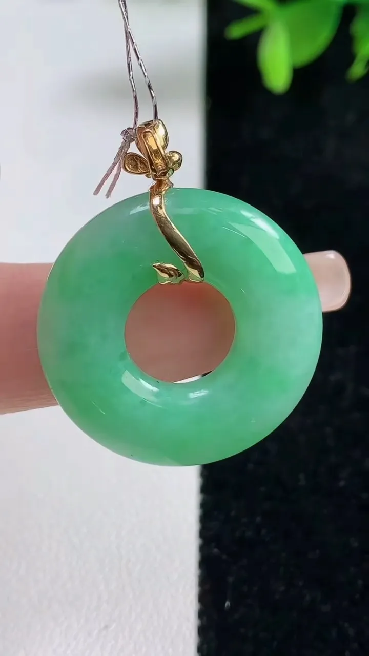 天然A货翡翠平安环吊坠，尺寸25.6-5，重量:7.64g
9月10日