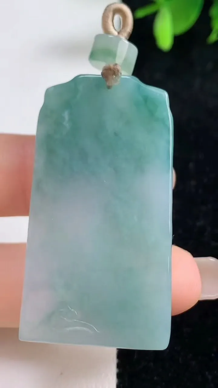 天然A货翡翠冰种飘花仿古无事牌吊坠，尺寸46.2-25-5.4，重量:19.86g
9月10日